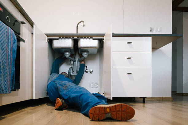 Professional Emergency Plumber technician working in Traver, CA